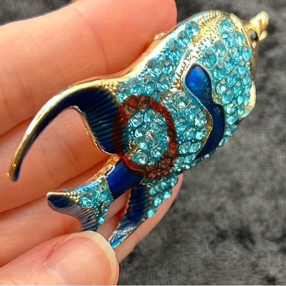 Betsey Johnson Blue Stripe Tropical Fish Pendant Necklace - Picture 4 of 7